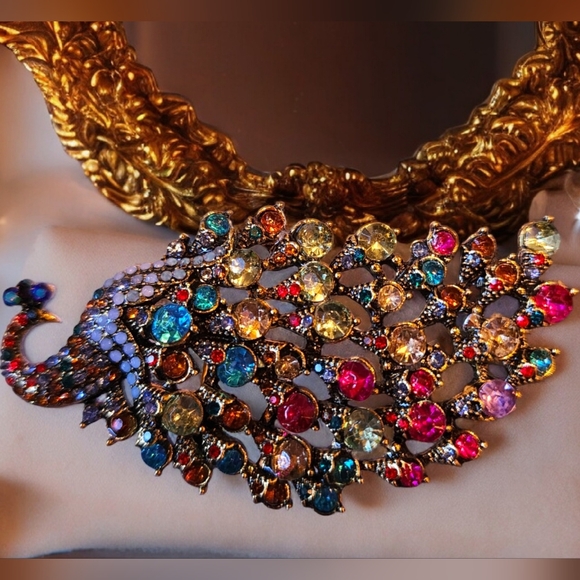 Peacock Brooch with many colors of Rhinestones on a gold-tone metal background - Picture 2 of 5